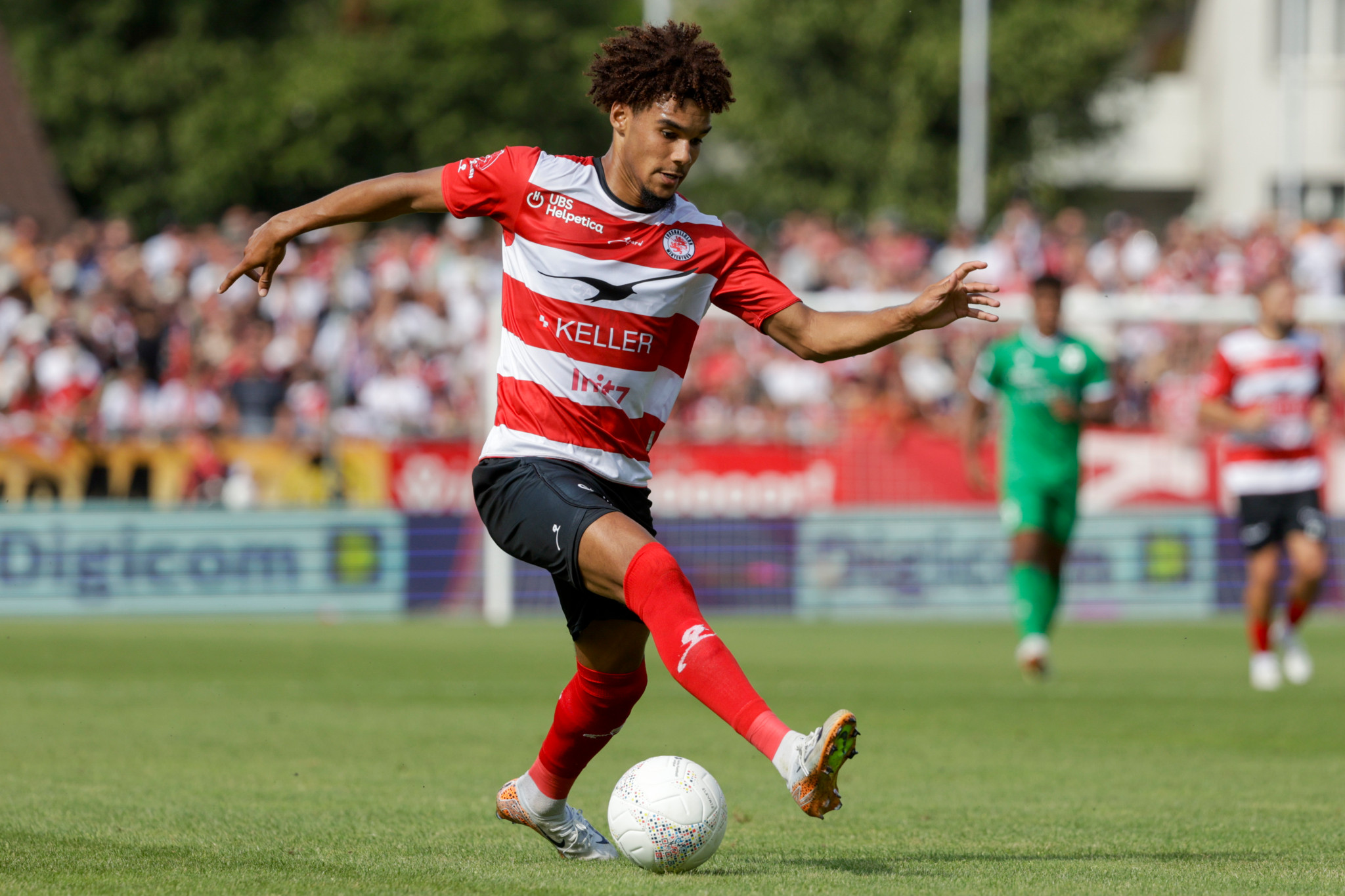 Boubacar Fofana vom FC Winterthur spielt den Ball während eines Spiels in der Fussball Super League.
