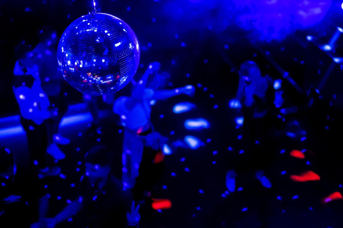 Des jeunes faisant la fête sur la piste de danse dans la discothèque le D! Club en juillet dernier à Lausanne. 