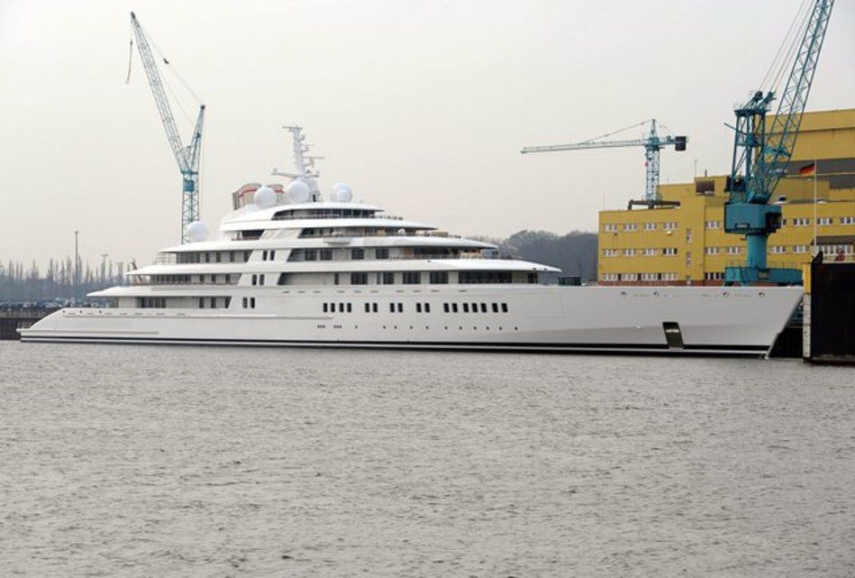 1. Le yacht Azzam, avec ses 180m de long et ses six ponts, est le bien de luxe le plus cher au monde, selon Wealth-X. Il appartient à Khalifa bin Zayed Al Nahyan, émir d'Abou Dabi et président des Emirats arabes unis. Valeur: 627 millions de dollars.