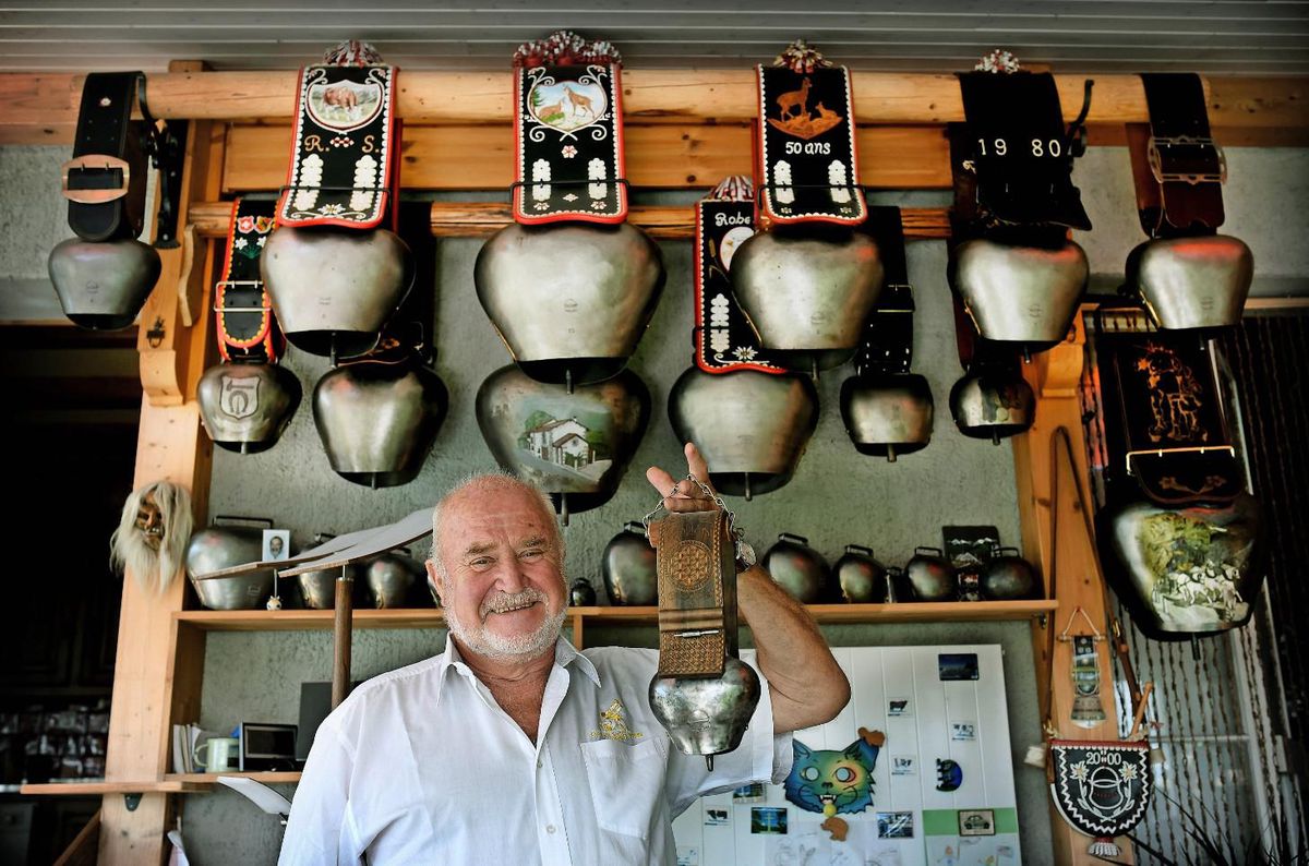 Robert Schmid devant une petite partie de sa collection.