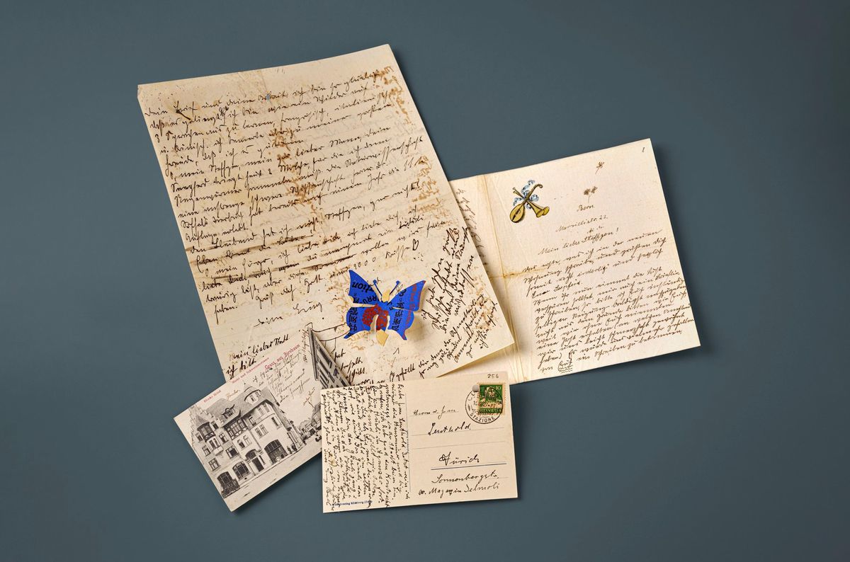 Historische Briefe und Postkarten auf grauem Hintergrund arrangiert, mit einem Schmetterling und einer Biene illustriert.
