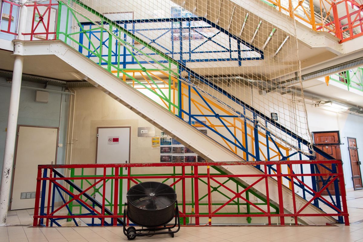 Un gros ventilateur a été installé dans l’atrium de la prison du Bois-Mermet, à Lausanne, pour évacuer la chaleur.