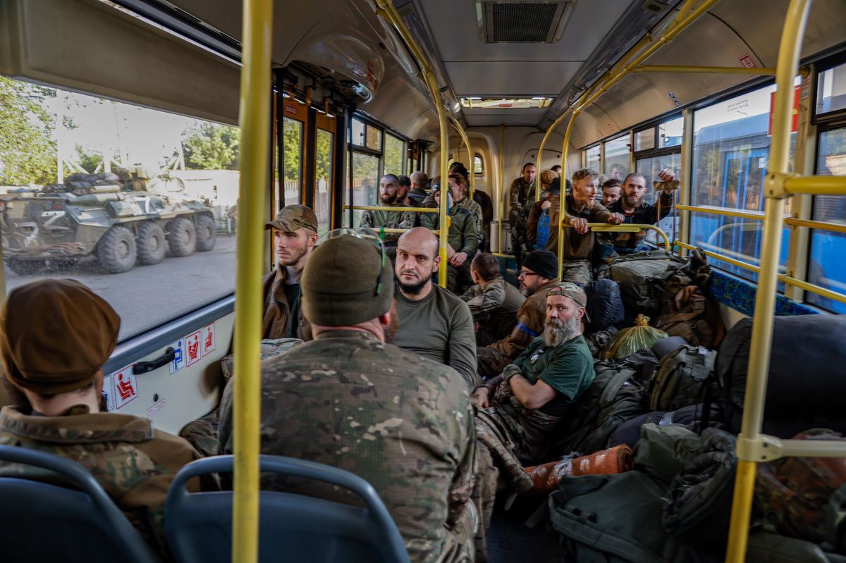 Une médiation entre Russes et Ukrainiens a permis des échanges de prisonniers et l’identification des soldats ukrainiens capturés à Marioupol, ici évacués en bus par l’armée russe, le 17 mai 2022.   