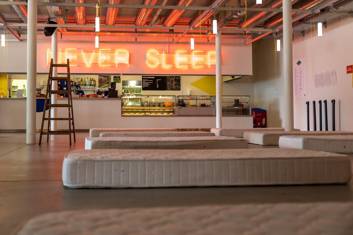 Le centre d’hébergement, qui avait été installé en douce lundi matin dans le foyer du Théâtre de Vidy, était en cours de démontage en soirée. Mais les tentes érigées à l’extérieur pourront rester un moment.