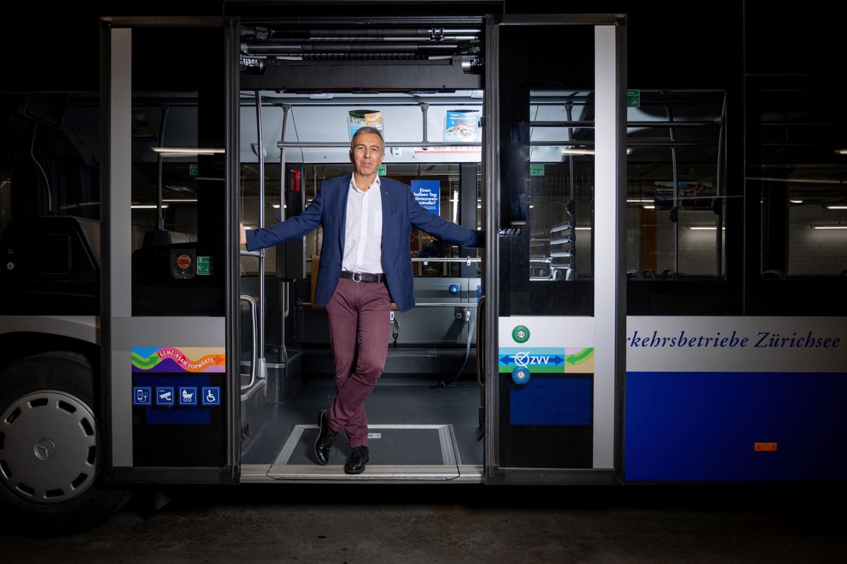 Werner Trachsel, CEO VZO, portraitiert im Busdepot Grüningen.