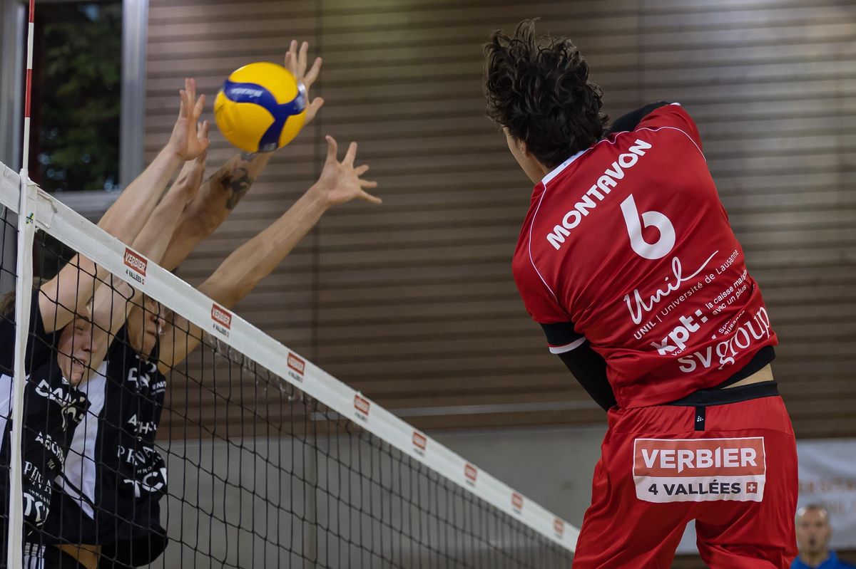 Attaque de Mathias Montavon (No 6) qui a buté sur un mur genevois au filet.