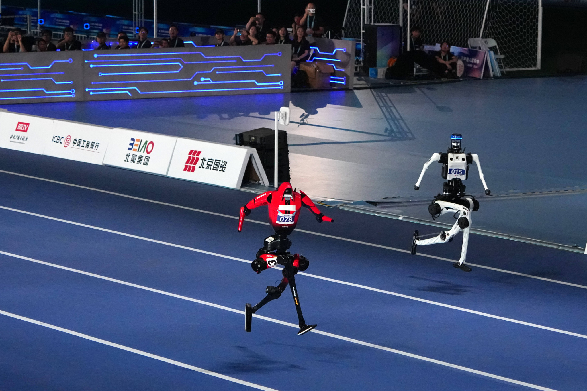 Humanoide Roboter laufen einen 100-Meter-Sprint bei der Eröffnung der 2. World Humanoid Robot Games 2026 in Peking, China.
