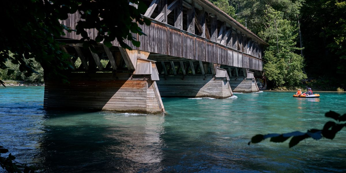Aare rubber boats: Dangerous game on the Auguet Bridge