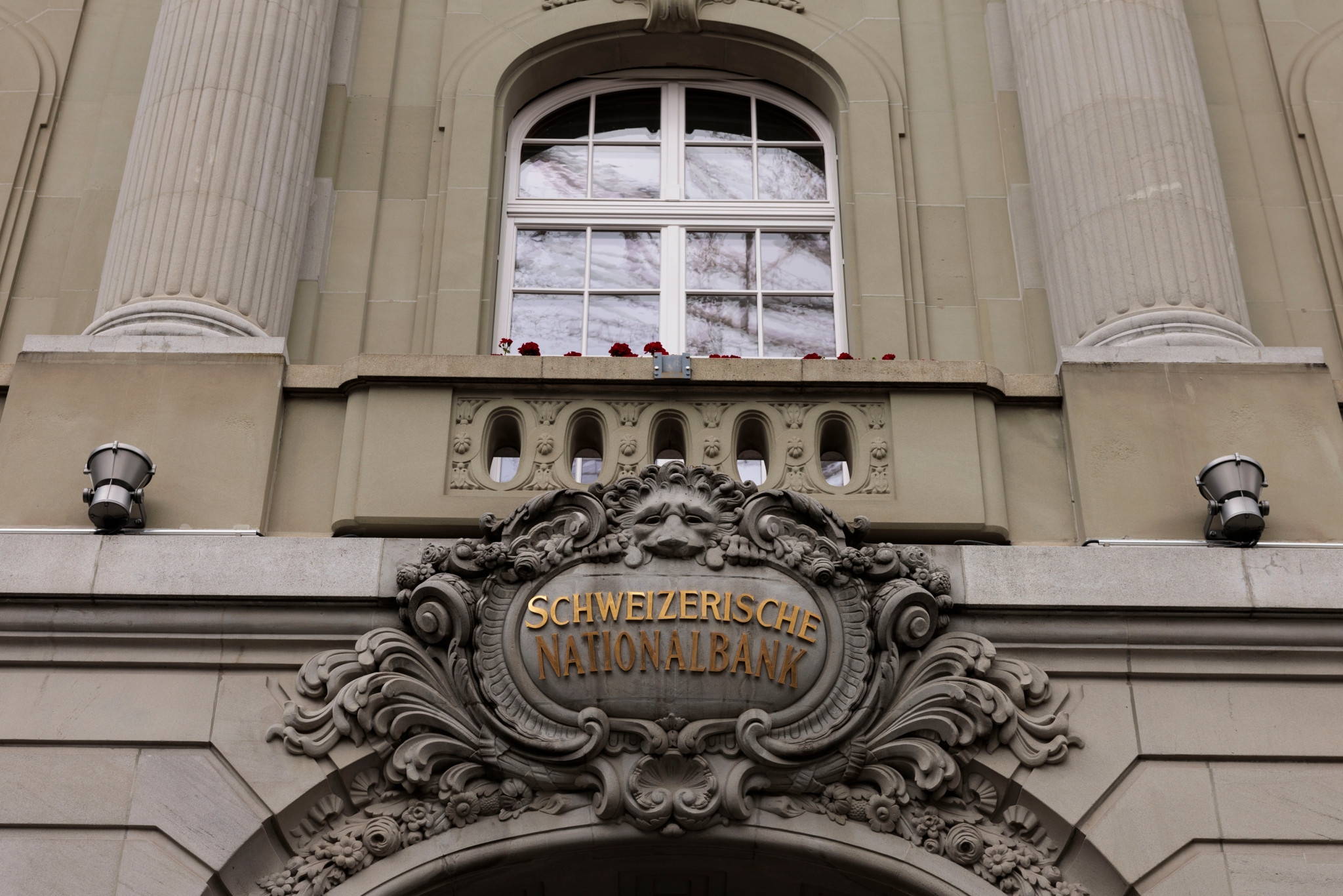Aussenansicht der Schweizerischen Nationalbank in Bern am Bundesplatz, Fassade mit dem Schriftzug ’Schweizerische Nationalbank’.