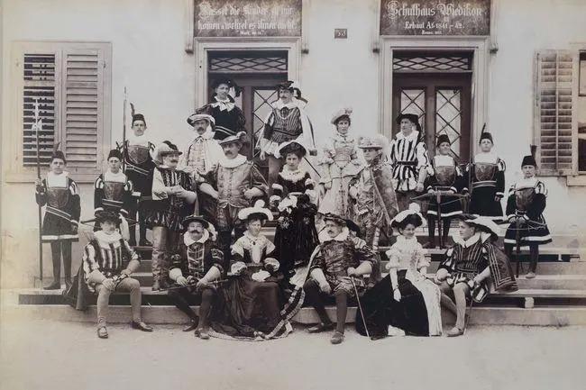 Bild aus den Anfängen der Zunft zu Wiedikon aus dem Jahr 1898. Zünfters-Frauen waren – wenigstens auf diesem Bild – noch mittendrin.