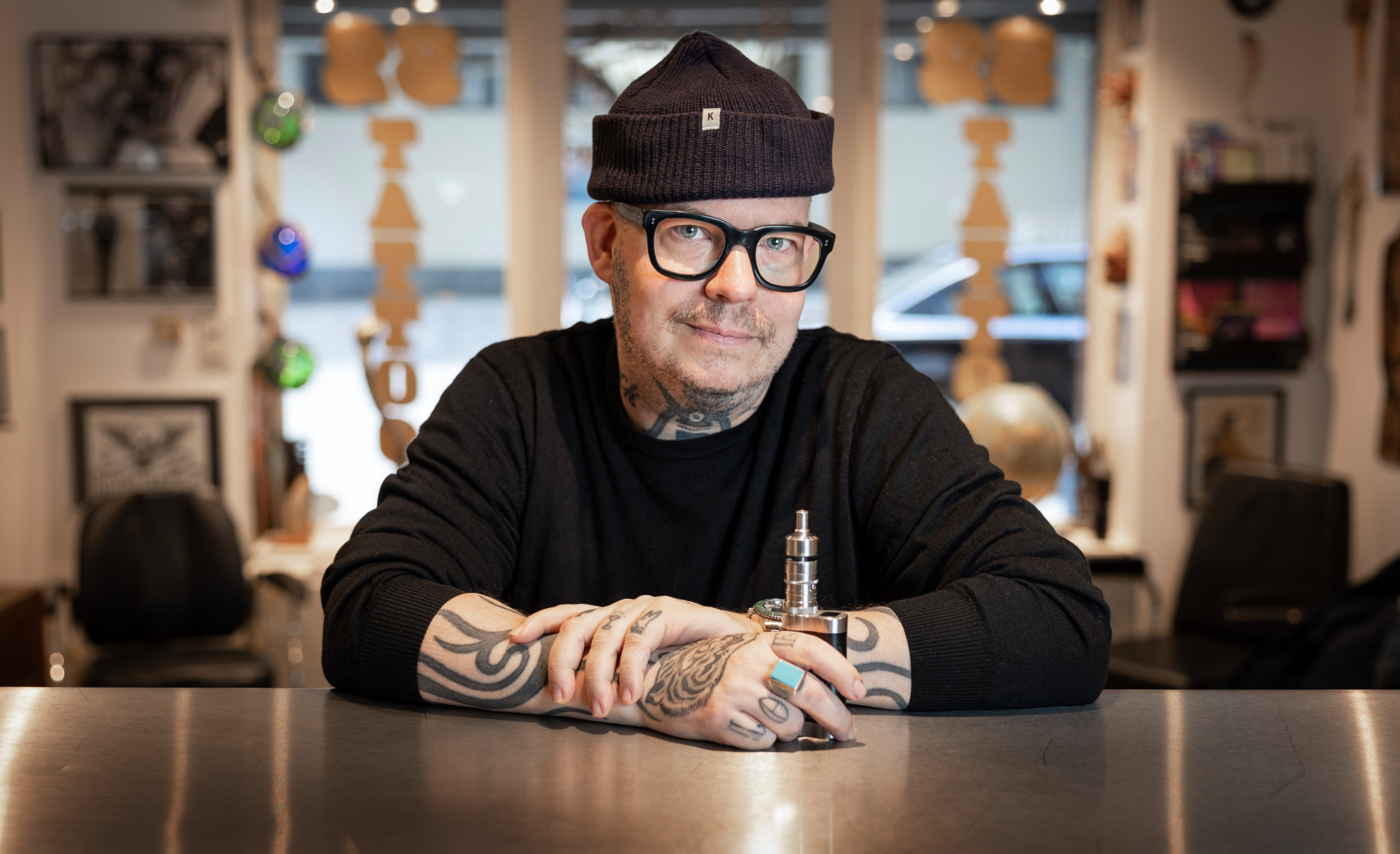 Gefährliche Tätowierfarben. Tätowierer Andreas Schwerfeger im Tattoo-Studio 32 Tatoo.  Foto: Beat Mathys / Tamedia AG. 

