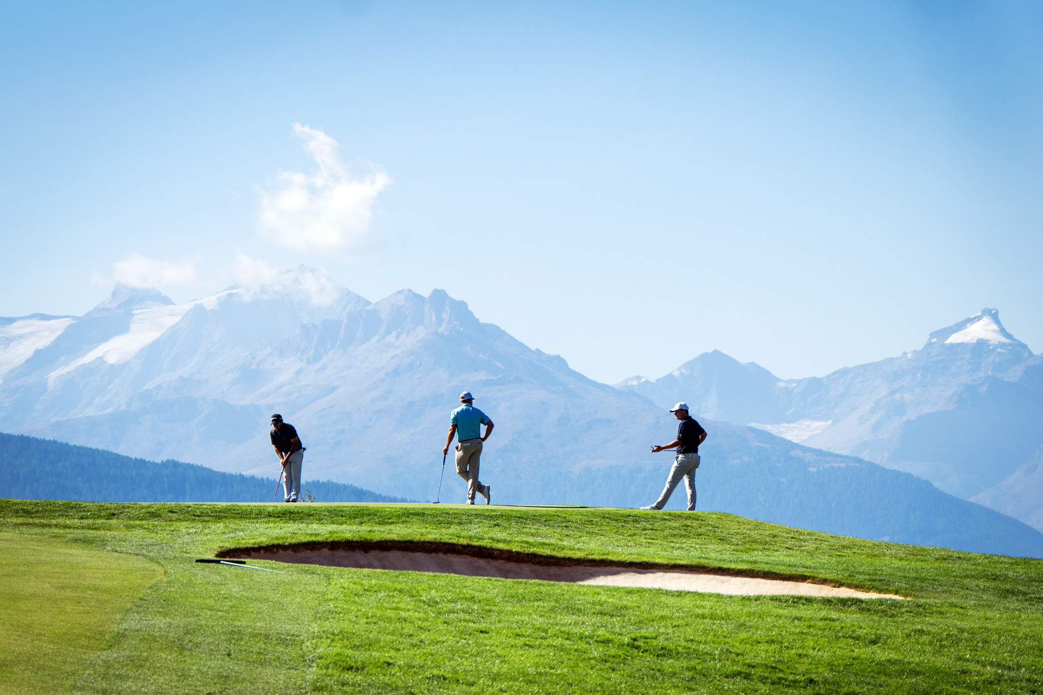 Players in action during the first round of the Omega European Masters Golf Tournament in Crans-Montana, Switzerland, Thursday, August 25, 2022. (KEYSTONE/Olivier Maire)