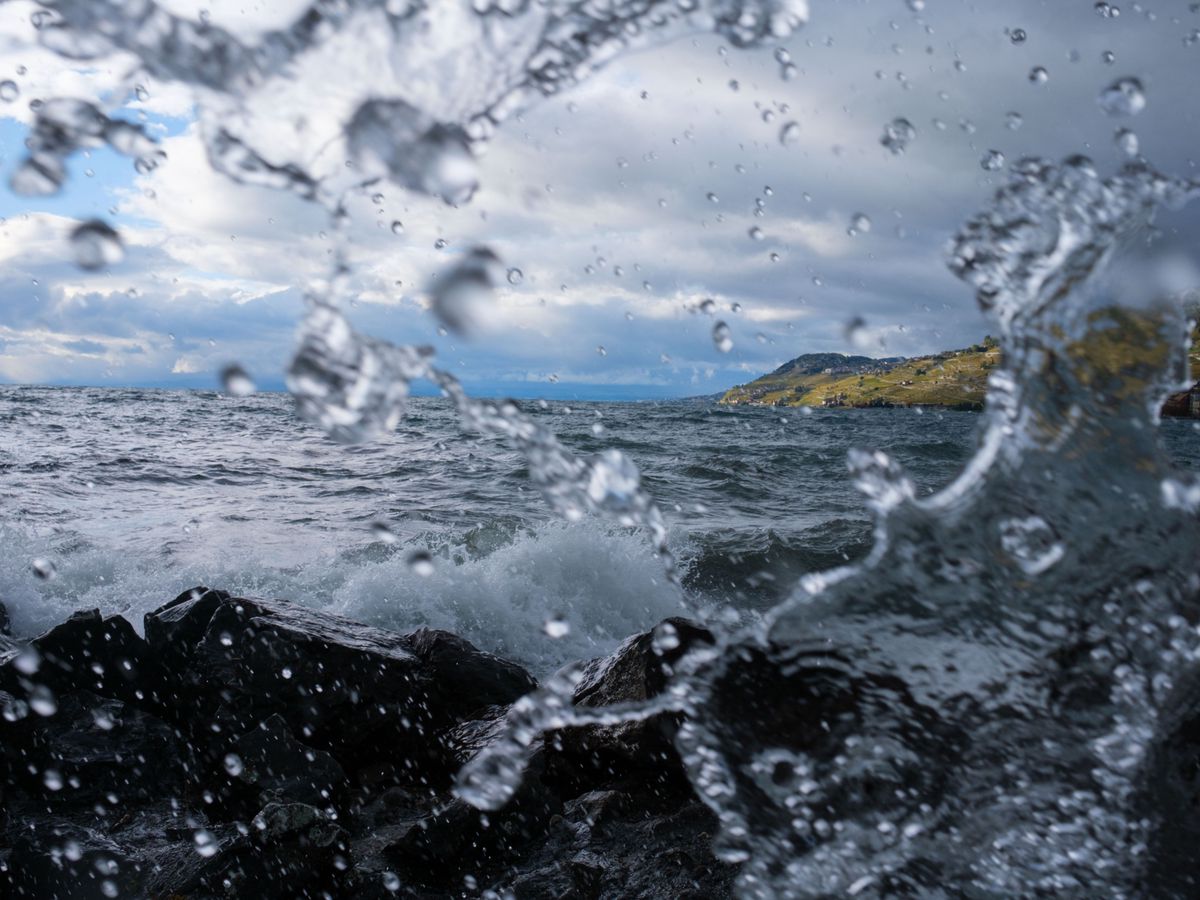 Vagues puissantes frappant les rochers à Vevey sous un ciel nuageux, lors de la tempête Domingos, Suisse, le 05 novembre 2023.