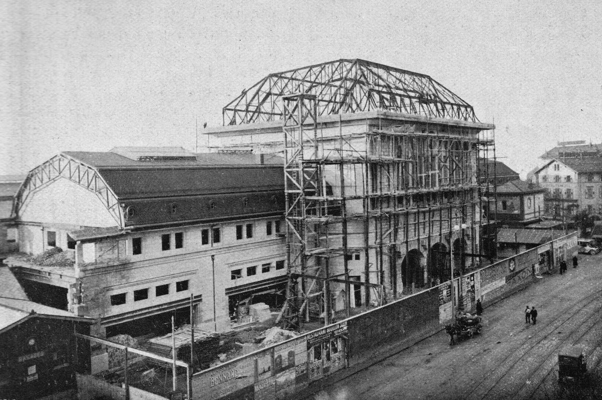 Le corps central de la nouvelle gare de Lausanne, début 1913. La charpente métallique est en cours de pose.