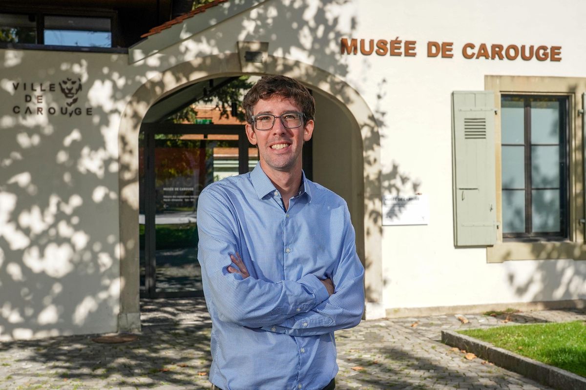 Benoît Boretti devant le musée de Carouge entièrement rénové après l’incendie qui l’a ravagé en 2019.