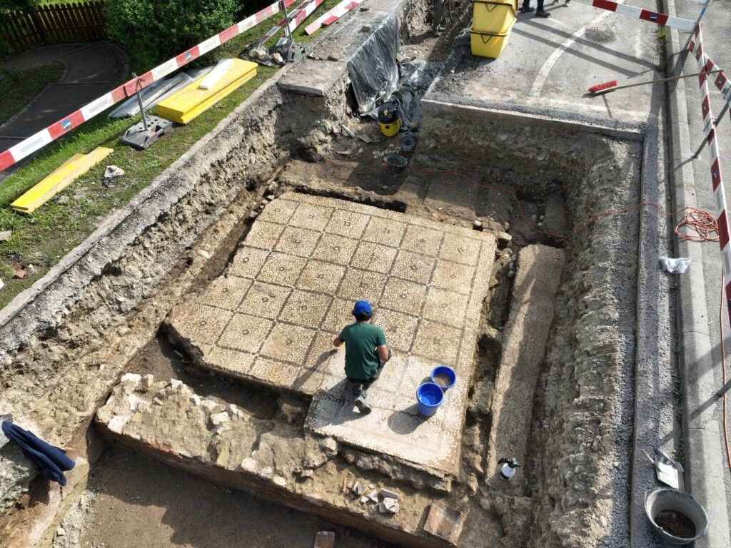 La mosaïque sera prélevée et conservée au Musée romain d'Avenches.