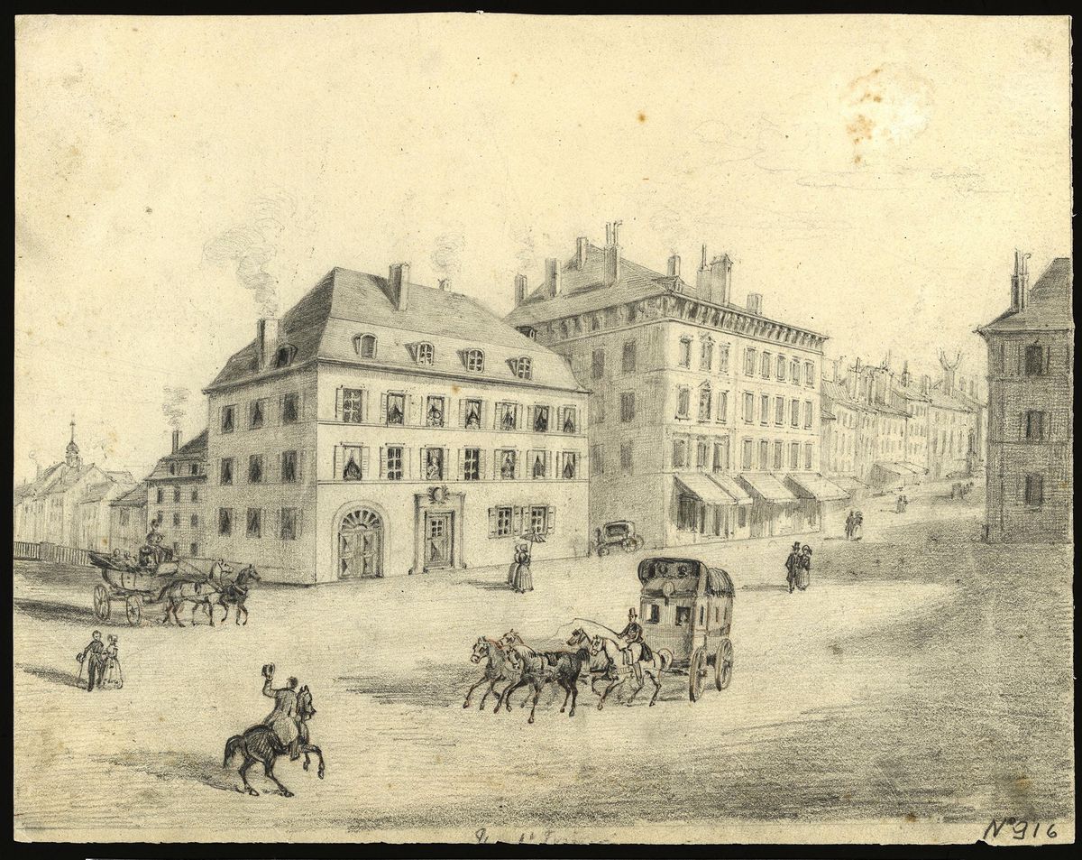 Sur ce dessin attribué à Gustave Spengler, «Place Saint-François» (1856), une diligence tirée par cinq chevaux s’apprête à quitter la place en direction du Grand-Chêne. À droite, on voit l’angle du bâtiment de la Régie vaudoise des Postes et Messageries, premier Hôtel des Postes, construit de 1806 à 1808 devant l’entrée de l’église.