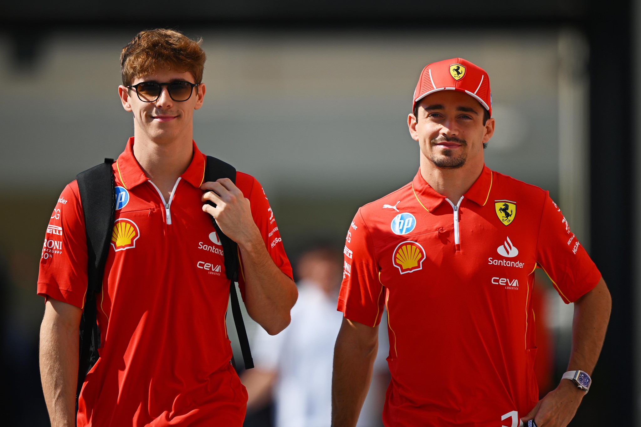 Zwei Männer in Ferrari-Teamkleidung laufen im Paddock am Yas Marina Circuit während der Vorschau des F1 Grand Prix von Abu Dhabi.