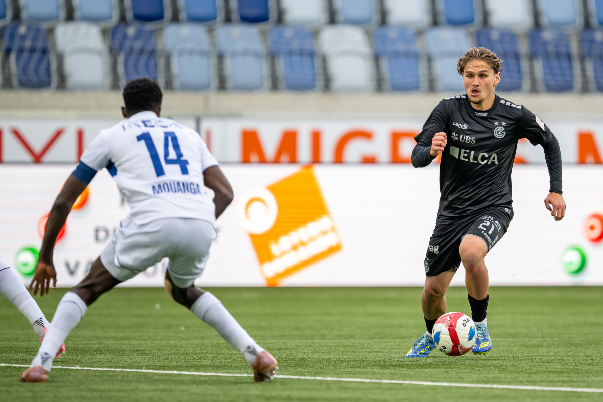 Leart Kabashi (GC) im Zweikampf gegen Mouanga (Nr. 14) beim Super-League-Spiel FC Lausanne-Sport gegen Grasshopper Club Zürich.
