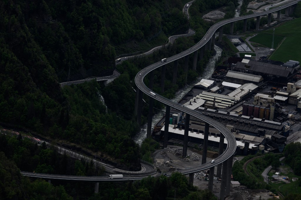 Route surélevée dans la vallée de l’Arve, Passy, entourée de montagnes, site de pollution due au chauffage au bois et au transport routier.