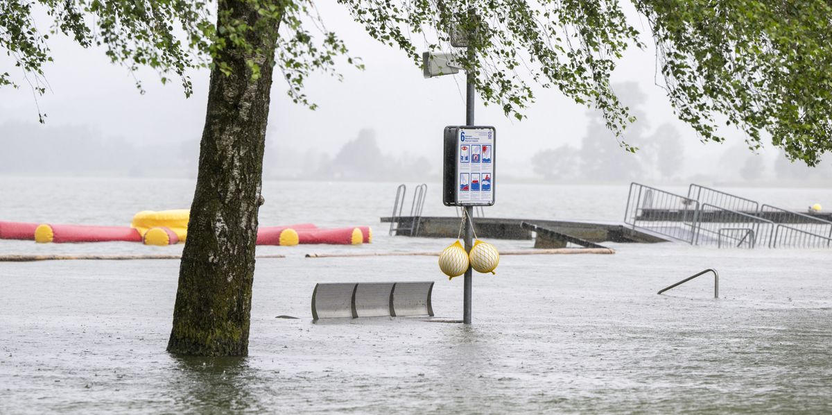 Das Gelände des Strandbad Seewen am Lauerzersee im Kanton Schwyz steht unter Wasser, während eines Hochwasser am Montag, 3. Juni 2024. (KEYSTONE/Urs Flueeler).