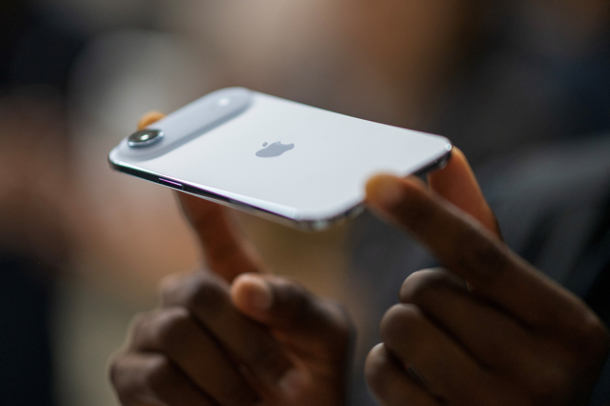 Une personne montrant un iPhone Air lors de l’événement ’Awe-Dropping’ d’Apple au Steve Jobs Theater, Cupertino, le 9 septembre 2025.