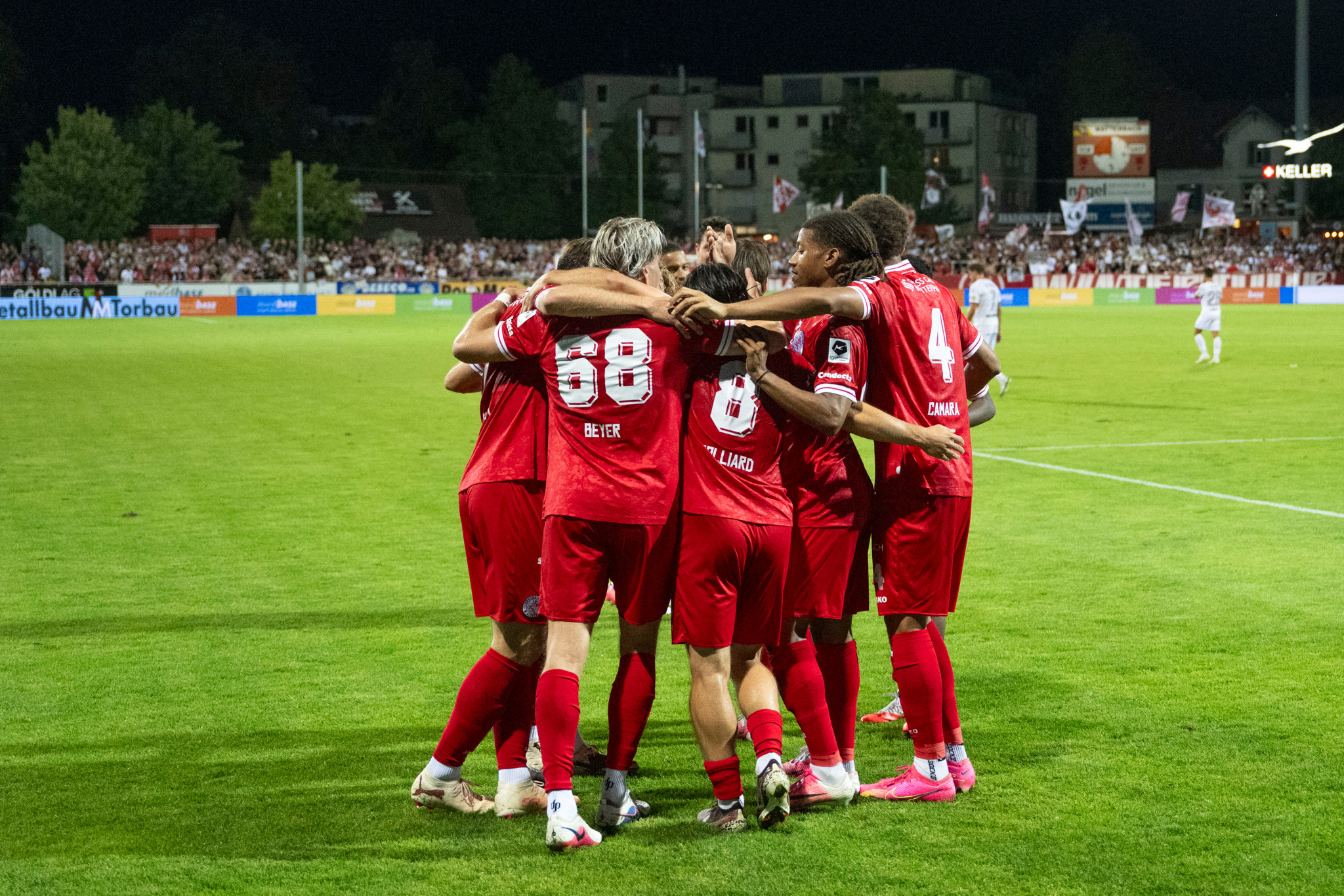 FC Winterthur Spieler jubeln gemeinsam nach dem Tor zum 2:0 gegen Neuchâtel Xamax in der Challenge League in Winterthur.