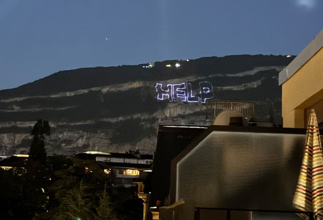 Projection mystérieuse: Le «HELP» du Salève était un coup du Village du Soir