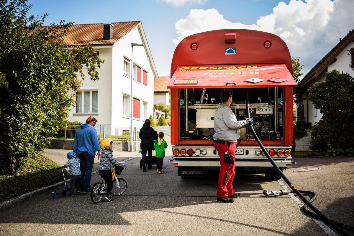 Près de 60% des bâtiments d’habitation suisses se chauffent encore au mazout ou au gaz. La Confédération encourage le passage aux énergies renouvelables.