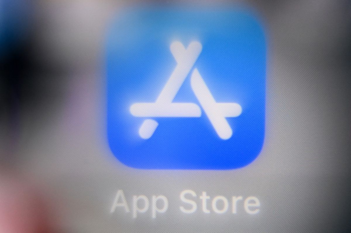 «Les règles de l’App Store enfreignent le règlement sur les marchés numériques (DMA) car elles empêchent les développeurs d’applications d’orienter les consommateurs vers des canaux de distribution alternatifs», estime Bruxelles.