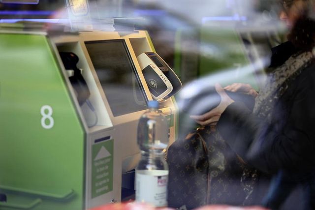 Deux modèles de «caisses rapides» existent; celui où il faut scanner chaque produit dans le magasin avant d'arriver à la caisse et celui où cela se pratique en une seule opération à la sortie.