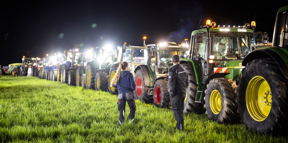 Vertreterinnen und Vertreter der Bauernbewegung treffen sich mit Traktoren, mit denen sie das Wort DIALOG bilden, zu einer Mahnwache, um ihren Forderungen Nachdruck zu verleihen, am Montag, 25. Maerz 2024 in Winikon bei Uster. (KEYSTONE/Michael Buholzer).