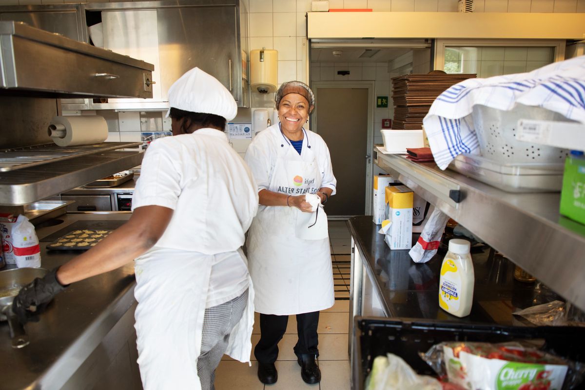Genève le 04.07.2024, Parc des Eaux-Vives, Tout l’été, des traiteurs originaires du Tibet, d’Erythree, Algérie… cuisineront au parc des Eaux-Vives. Projet porté par l’association Alter Start qui aide des précaires à créer de micro entreprises. Sur l'image: Vana qui vient du Brésil © Georges Cabrera