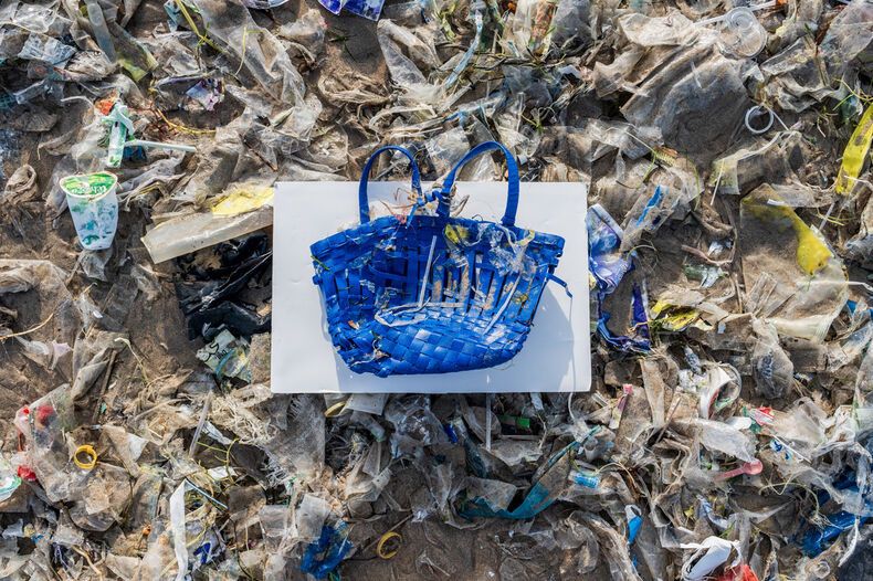 Un sac au milieu des déchets