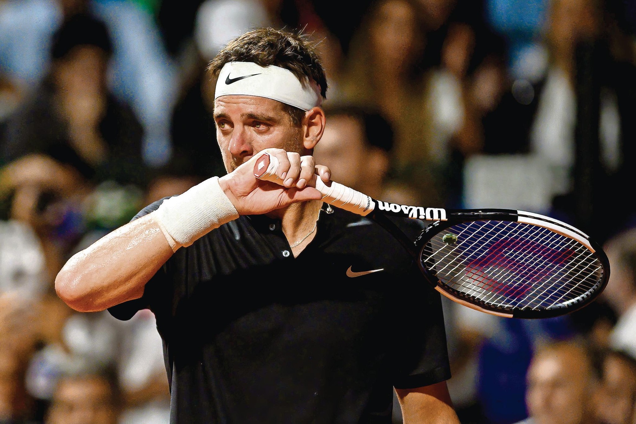 Le regard rougi par la tristesse, Juan Martin del Potro a raccroché sa raquette, contraint et forcé.