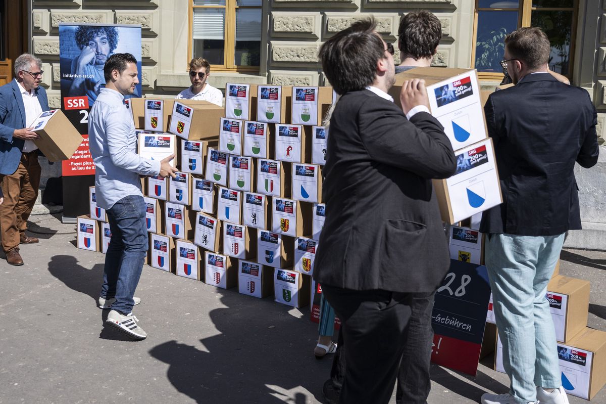 SVP-Mitglieder reichen die SRG-Initiative "200 Franken sind genug" ein, am Donnerstag, 10. August 2023, in Bern. Die Initiative verlangt die Senkung der Serafe Gebuehren von jaehrlich 335 auf 200 Franken. (KEYSTONE/Peter Schneider)