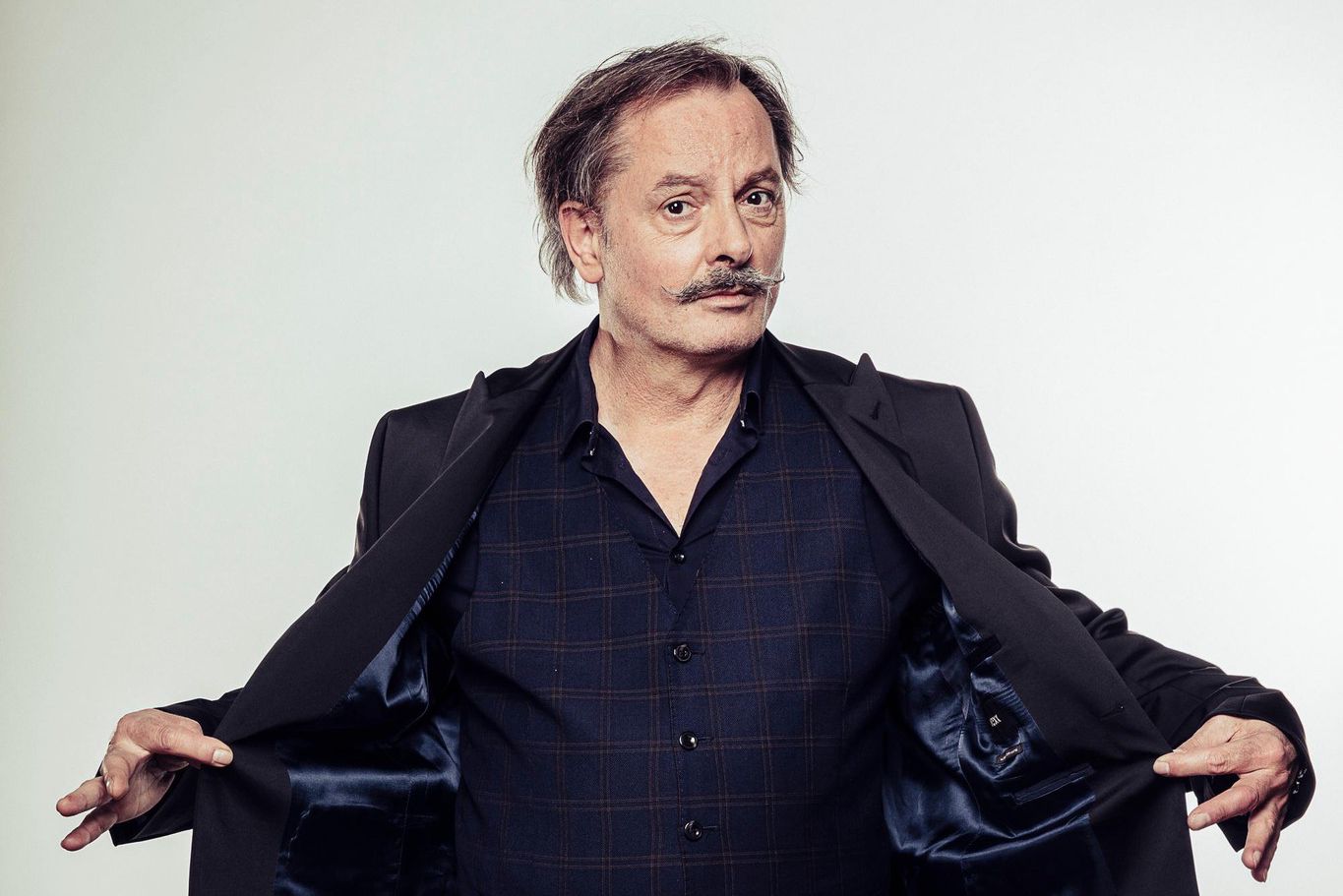 Christophe Alévêque fait sa drôle de Revue de presse avec la Tribune de Genève