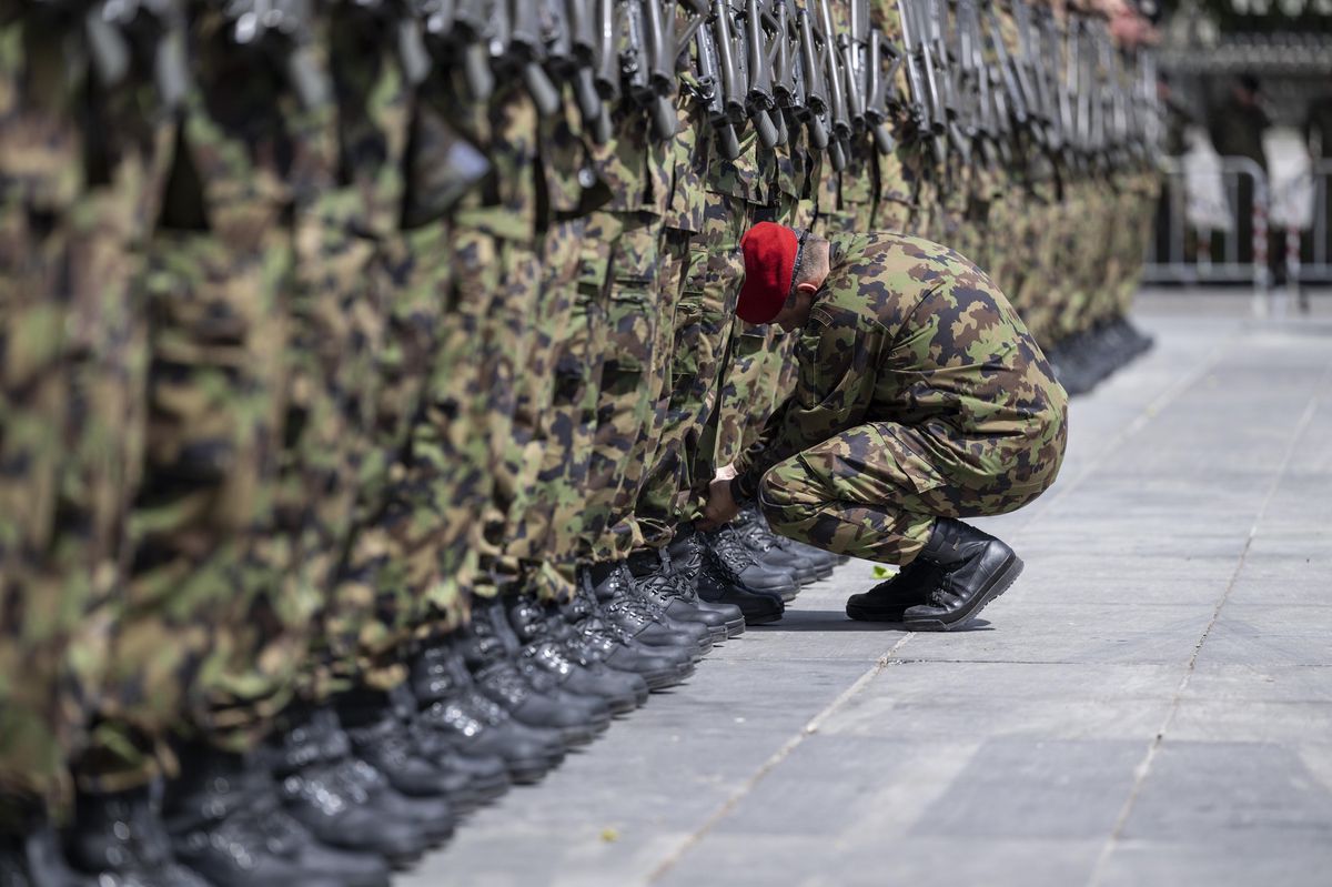 La garde d'honneur de l'armée suisse est jugée avant l'arrivée de l'hôte d'Etat, Zuzana Caputova, présidente de la République slovaque, le jeudi 19 mai 2022, sur la Place fédérale à Berne. (KEYSTONE/Anthony Anex)