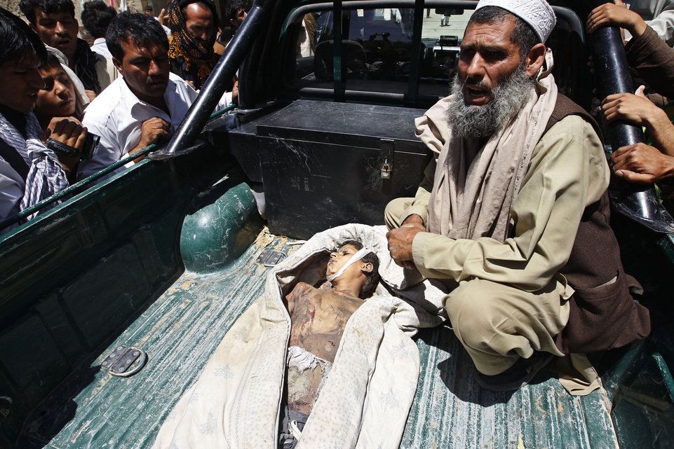 Kinder als Opfer des Terrors: Ein Afghane sitzt neben seinem Sohn, der bei einem Selbstmordanschlag am 9. Mai getötet wurde.