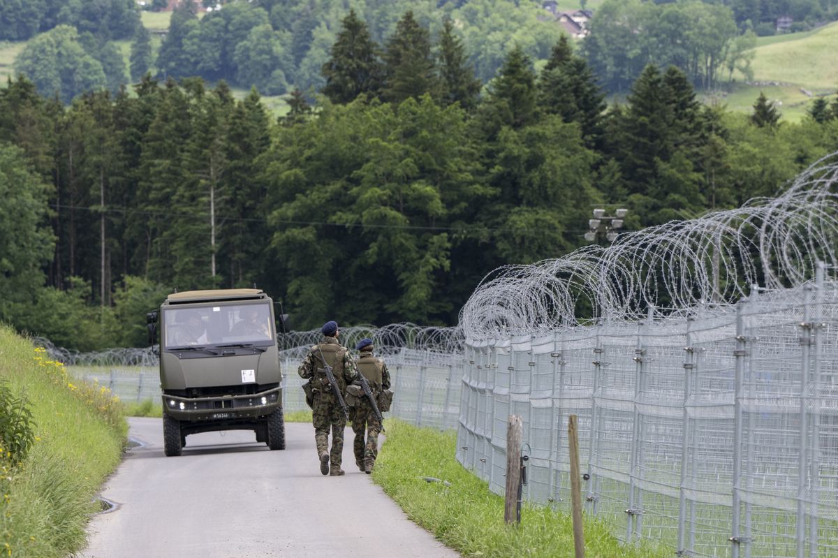 Des militaires patrouillent déjà le long de l’héliport temporaire à Obbürgen, juste en dessous du complexe hôtelier du Bürgenstock.