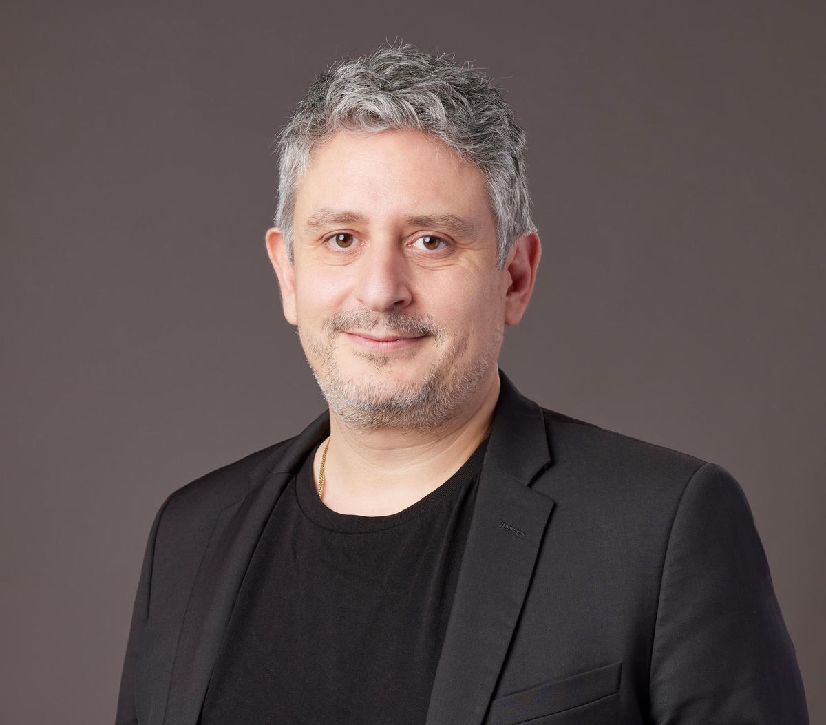 Lausanne, le 5 novembre 2021. Fabian Muhieddine, Rédacteur en chef adjoint a la rédaction T et chroniqueur au Matin Dimanche. Photo Yvain Genevay / Le Matin Dimanche