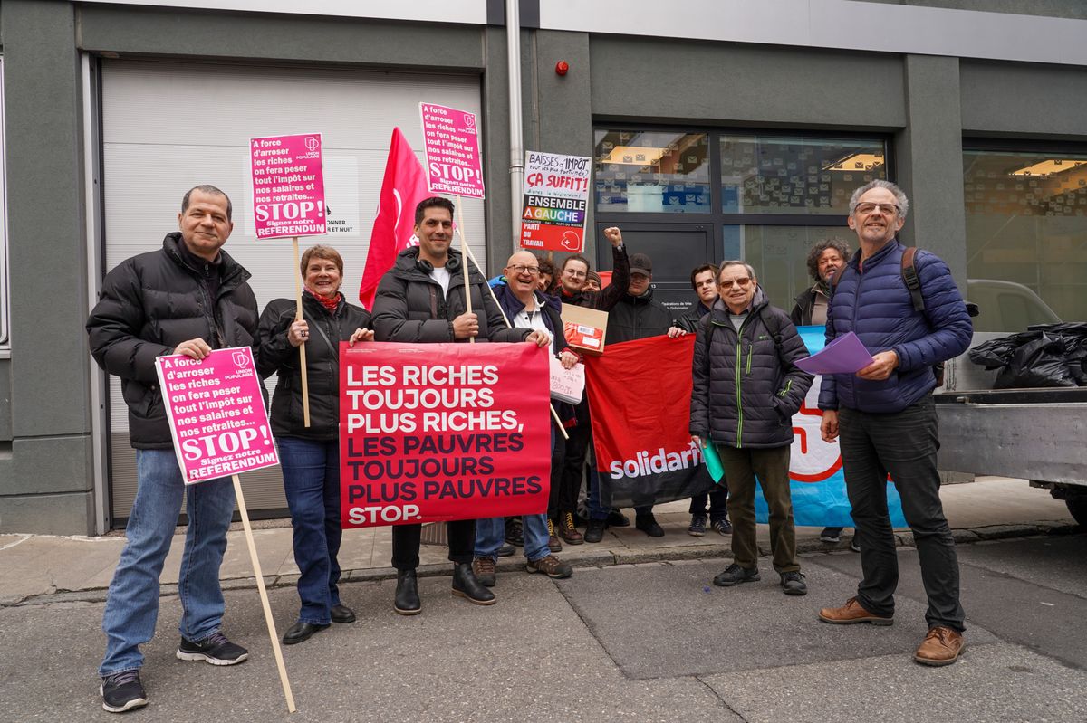 Devant le service des votations, rue des Mouettes, dépôt du référendum cantonal lancé par solidaritéS et le Parti du Travail contre la baisse de l'impôt sur la fortune pour les actionnaires propriétaires de leur entreprise. 