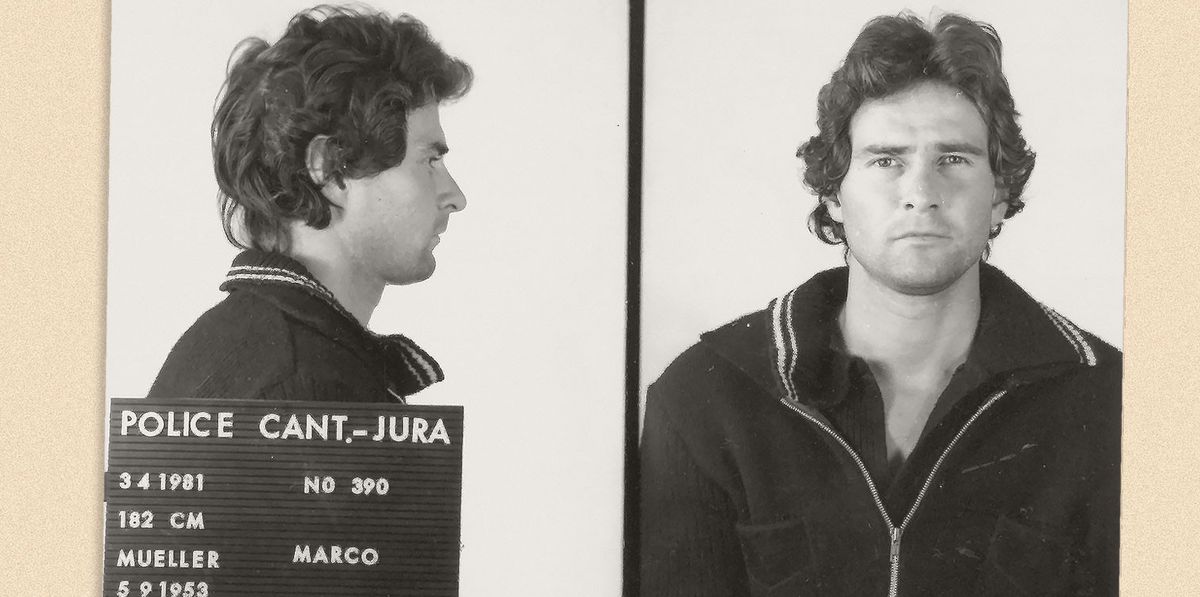 Photo d'identité judiciaire de profil et de face d'un homme nommé Marco Mueller, prise par la police du canton du Jura le 3 avril 1981. L'homme porte une veste sombre.