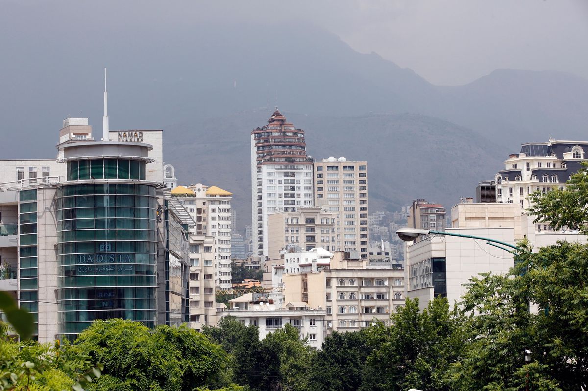 Vue symbolique des gratte-ciels dans le quartier de Kamranieh à Téhéran, Iran, avec des bâtiments modernes sous un ciel nuageux.