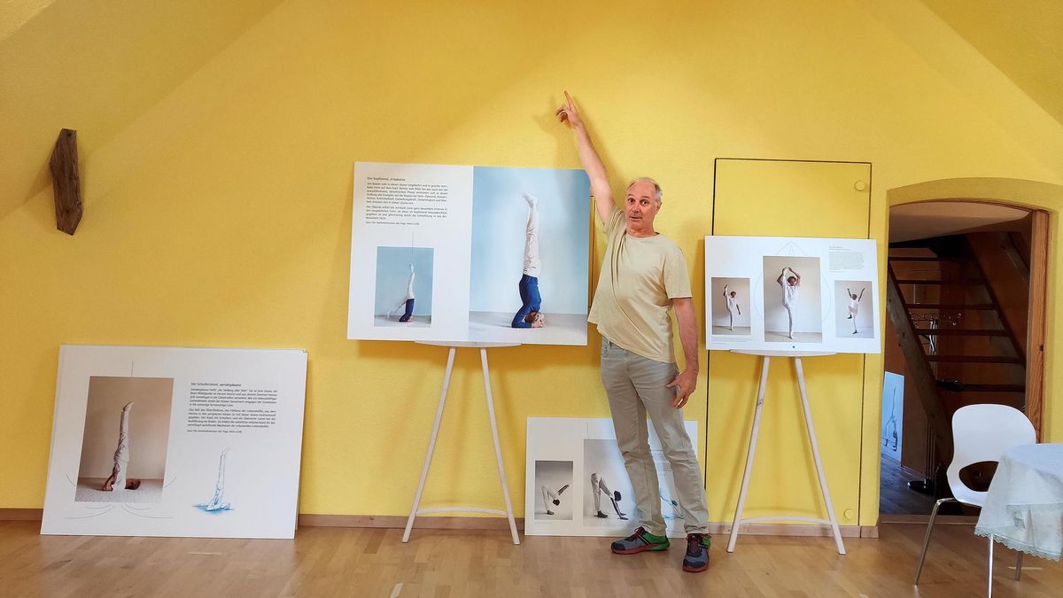 Dans le studio de yoga de David Scherwey, à Egliswil, le sens spirituel de chaque posture est détaillé sur des pancartes. CaProfesseur de yoga à Egliswil, David Scherwey ne peut plus. A l’image, il explique le caractère rituel de la posture osition 