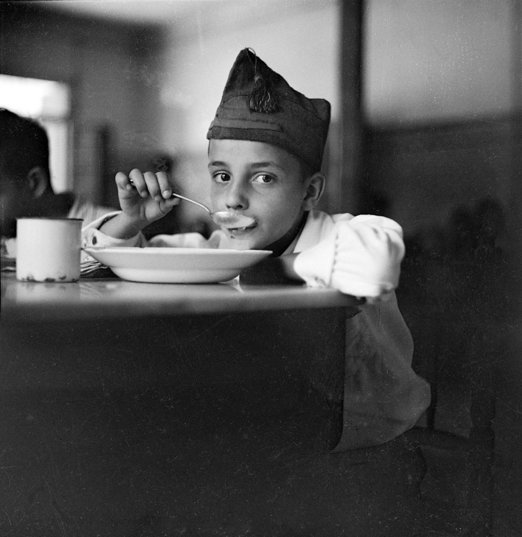 Gerda Taro, Kriegswaise beim Suppenessen, Madrid, Spanien, 1937. 