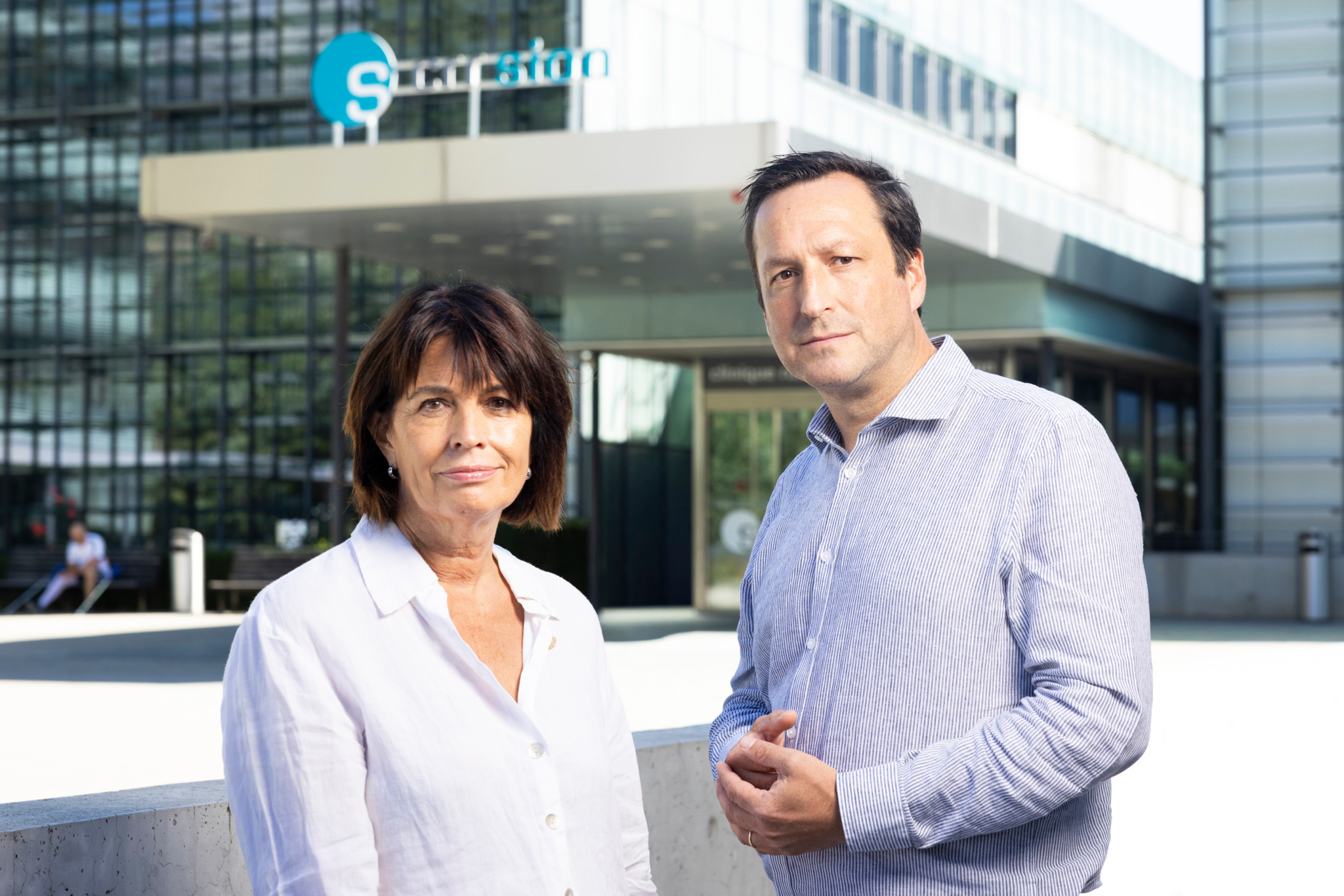 Doris Leuthard und Christian Cardon von der Stiftung Beloved vor dem SUVA Rehabilitationszentrum in Sion.