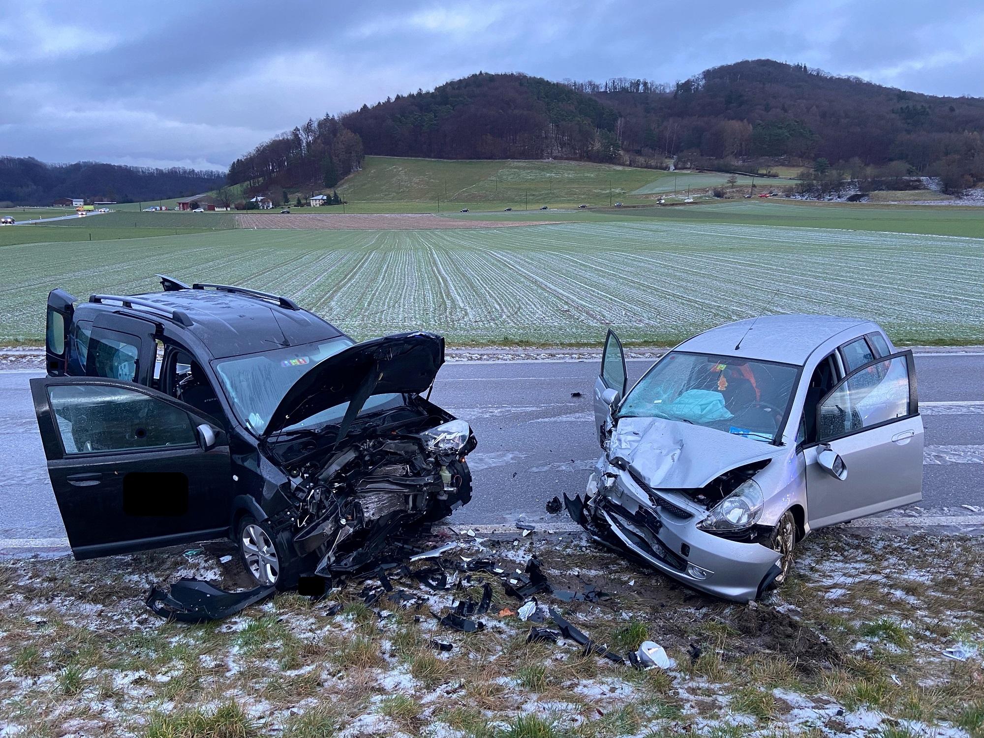 Diese beiden Autos prallten in Eglisau frontal zusammen.