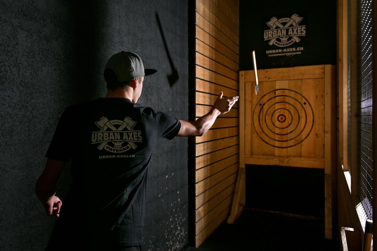 Le lancer de hache se déroule dans des conditions de sécurité optimales, les différents pas de tirs étant séparés par des grillages.