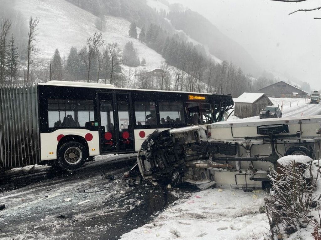 Accident à Im Fang (FR): Collision frontale entre un bus et un véhicule de livraison